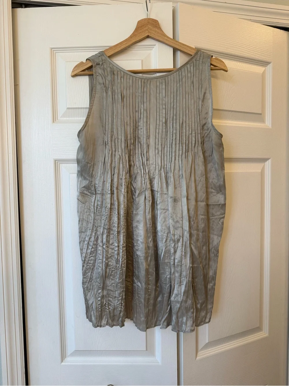 Silk crinkle Light Gray Pleated Sleeveless Tank Top - Picture 3 of 5